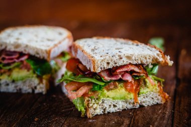 Pastırma, domates, avokado ve Yeşiller ile ev yapımı sandviç. Yakın çekim
