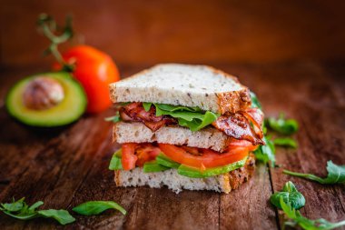 Pastırma, domates, avokado ve Yeşiller ile ev yapımı sandviç. 