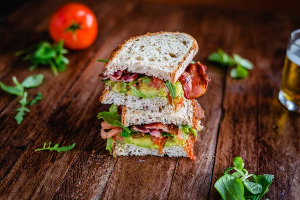 Házi Sandwich Bacon Paradicsom Avokádó Zöldek — Stock Fotó