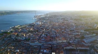 Havadan görüntüleri. Güzel görünümü Tagus Nehri ve Lizbon. 