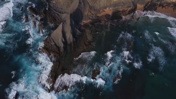 Вид Воздуха Волны Разбиваются Прекрасные Вулканические Скалы Аморейра — стоковое видео