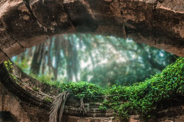 Oog vorm holl in muur — Stockfoto