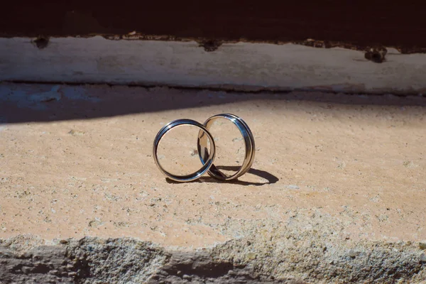 结婚戒指是永恒爱情的象征 免版税图库图片