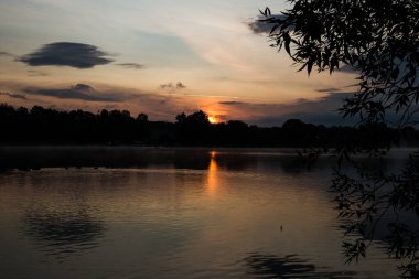 Güneş doğarken, deniz kenarında yürümek en güzelidir.