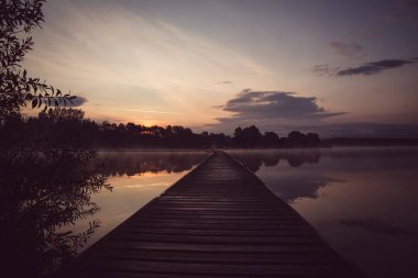 Güneş doğarken, deniz kenarında yürümek en güzelidir.