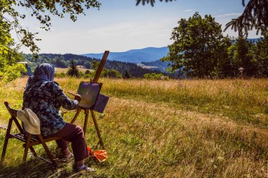 Beskydy dağındaki Solan zirvesinde ressam