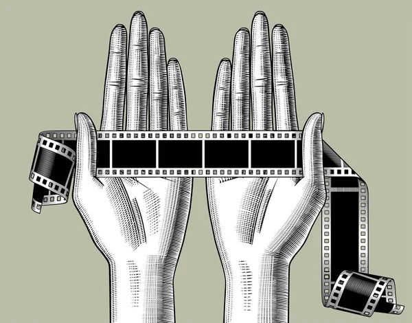 Руки женщины держат рулон камеры — стоковый вектор