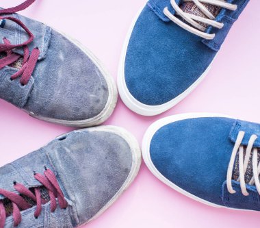 Minsk, Beyaz Rusya - 18 Mayıs 2018: eski ve yeni erkek spor ayakkabı