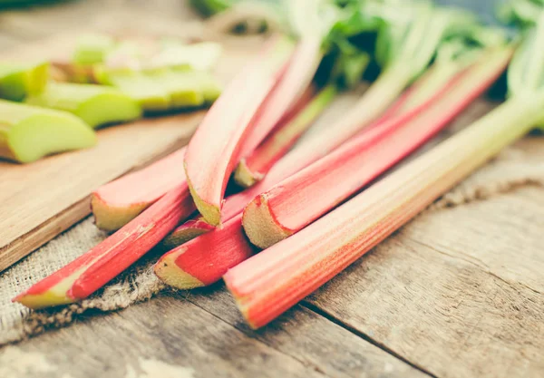 Rhubarbe Fraîche Aux Feuilles Rapprochées — Photo