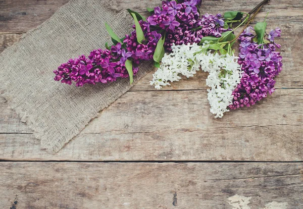 Ahşap Arka Plan Üzerinde Eflatun Çiçekler — Stok fotoğraf