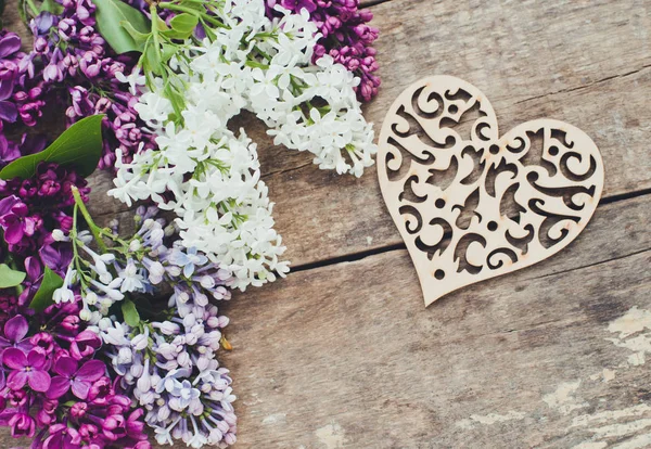 Eflatun Çiçekler Ahşap Arka Plan Üzerinde Kalp — Stok fotoğraf