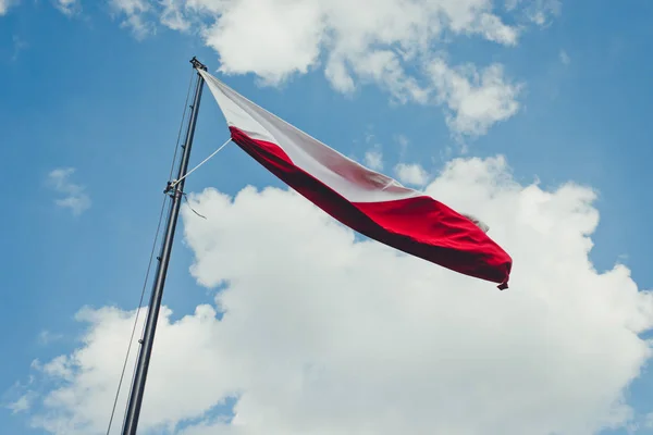 Polnische Nationalflagge Gegen Blauen Himmel — Stockfoto