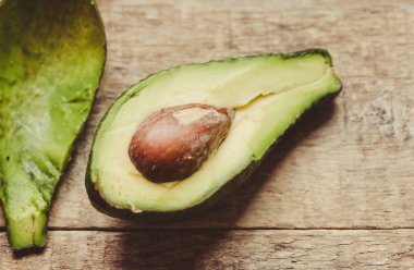 ahşap arka plan üzerinde taze Avacado 