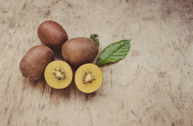 arka plan üzerinde taze kivi yakın çekim