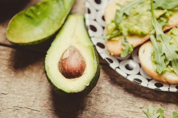 Avacado Fresco Uno Sfondo Legno — Foto Stock