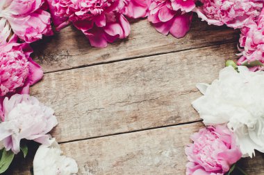 güzel peonies çiçek arka plan üzerinde kapat