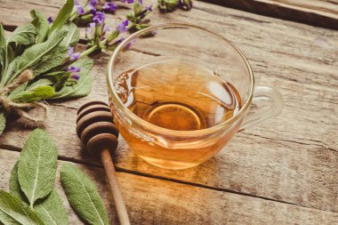 Arka plan üzerinde adaçayı ile bitkisel çay kapatır