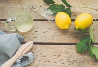 Olgun limon ve suyu arka plan üzerinde kapat