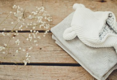 Tahta arka planda bebek kıyafetleri