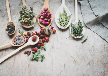 Tahta kaşık arka planda, çay toplama yakın çekim