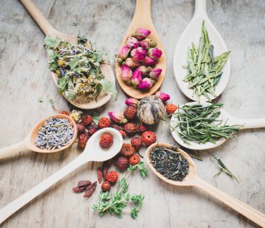 Tahta kaşık arka planda, çay toplama yakın çekim