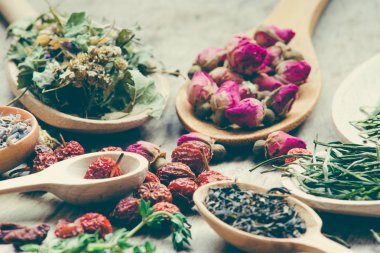 Tahta kaşık arka planda, çay toplama yakın çekim