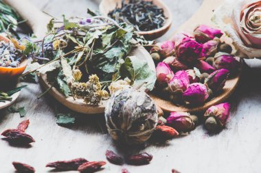 Tahta kaşık arka planda, çay toplama yakın çekim