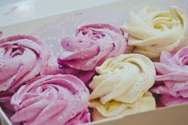 Arka plan üzerinde çilek ile ev yapımı krema yakın çekim