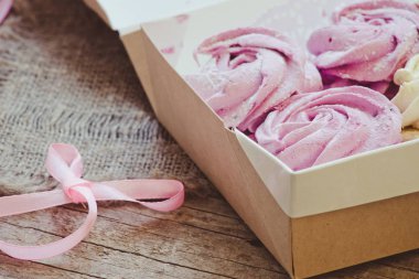 Arka plan üzerinde çilek ile ev yapımı krema yakın çekim