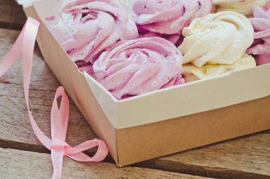 Arka plan üzerinde çilek ile ev yapımı krema yakın çekim