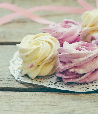 Arka plan üzerinde çilek ile ev yapımı krema yakın çekim