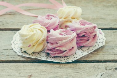 Arka plan üzerinde çilek ile ev yapımı krema yakın çekim