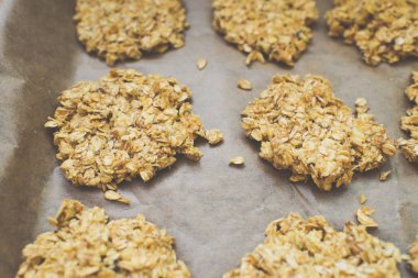 Ev yapımı yulaf kurabiye pişirme arka planda, yakın çekim