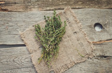 ahşap bir zemin üzerine yeşil kekik