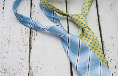 Adam ahşap arka plan üzerinde renkli bağları