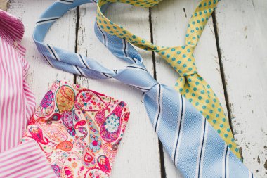 Adam ahşap arka plan üzerinde renkli bağları