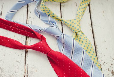 Adam ahşap arka plan üzerinde renkli bağları