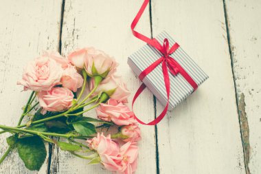 pembe güller ve arka plan üzerinde hediye, yakın çekim