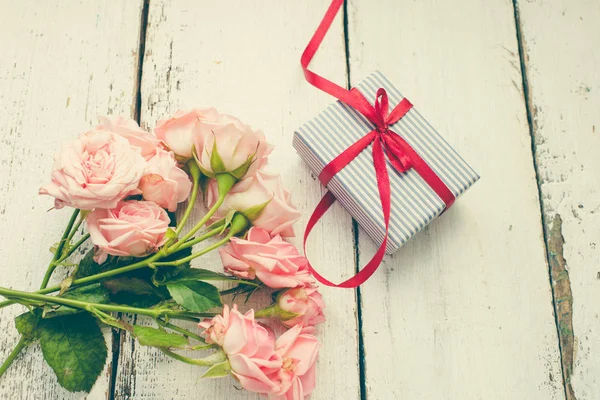 pembe güller ve arka plan üzerinde hediye, yakın çekim