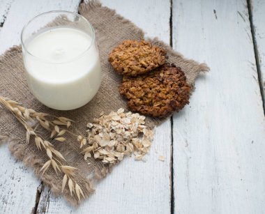 taze yulaf ezmeli kurabiye ve süt arka plan üzerinde kapat