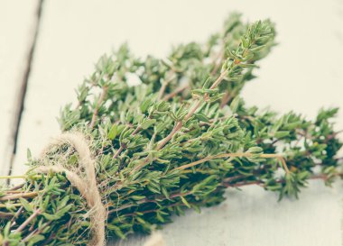 ahşap bir zemin üzerine yeşil kekik