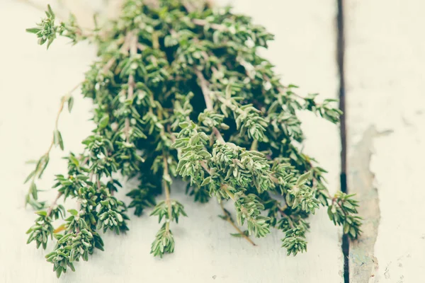 Grüner Thymian Auf Einem Hölzernen Hintergrund — Stockfoto