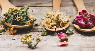 Aromatik çiçek çay kaşık rustik ahşap zemin üzerine