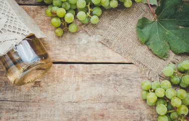 Üzüm demet bir ahşap arka plan üzerinde