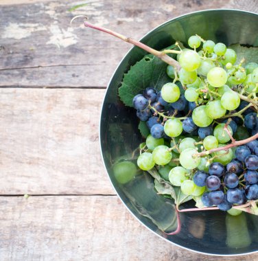 Üzüm demet bir ahşap arka plan üzerinde