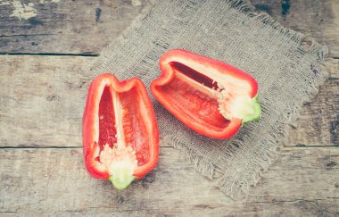 Kırmızı biber yarım arka plan üzerinde yakın çekim