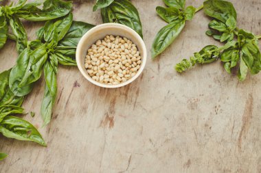 Pesto malzemeler ahşap arka plan üzerinde