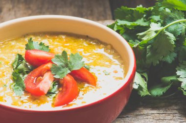 arka plan üzerinde kırmızı mercimek çorbası yakın çekim