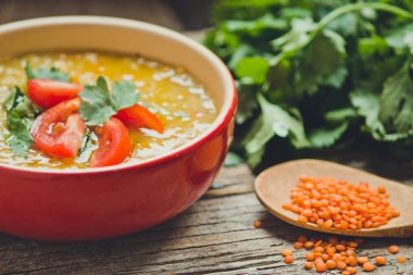 arka plan üzerinde kırmızı mercimek çorbası yakın çekim