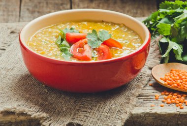 arka plan üzerinde kırmızı mercimek çorbası yakın çekim